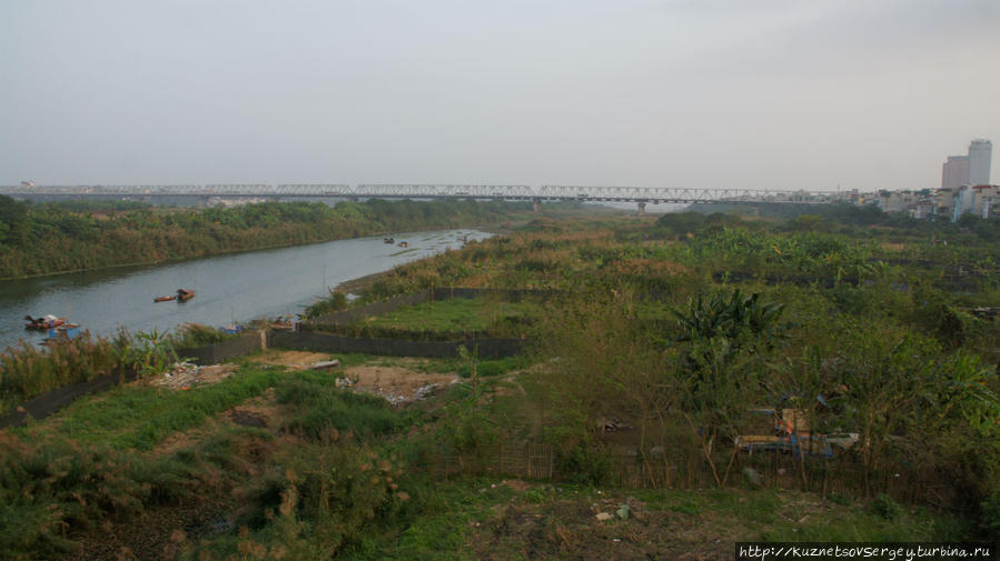 Вид с Моста Лонг Бьен Ханой, Вьетнам