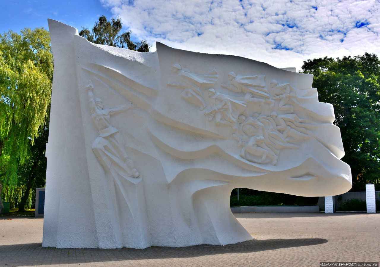 Мемориал на братской могиле советских воинов / Memorial on a mass grave of Soviet soldiers