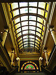 06.07.2012. г. Хелена, штат Монтана (США). Внутри Капитолия штата Монтана. Над парадной лестницей очень красивые витражи разных цветов.