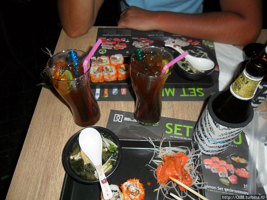 Любили есть в суши боксе. Почему-то в Тае нестерпимо хотелось японской кухни, даже мужу, хотя на родине он ее не очень-то жалует)