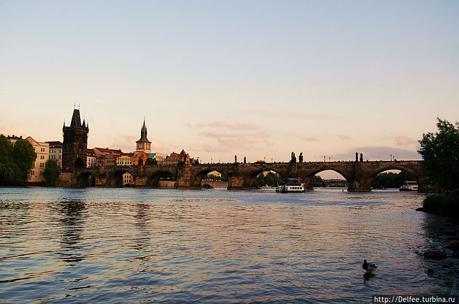 Вид на Карлов мост и Староместскую мостовую башню Прага, Чехия