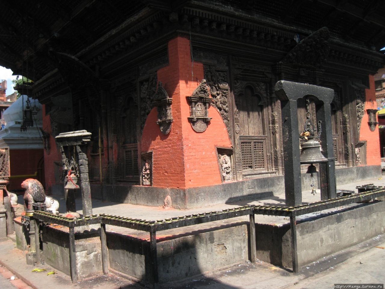 Храм Baglamukhi (Parvati) Temple в храмовом комплексе Kumbheshwor