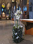 Рождественское убранство собора. Амариллис просто как рождественский цветок — повсюду в композициях.