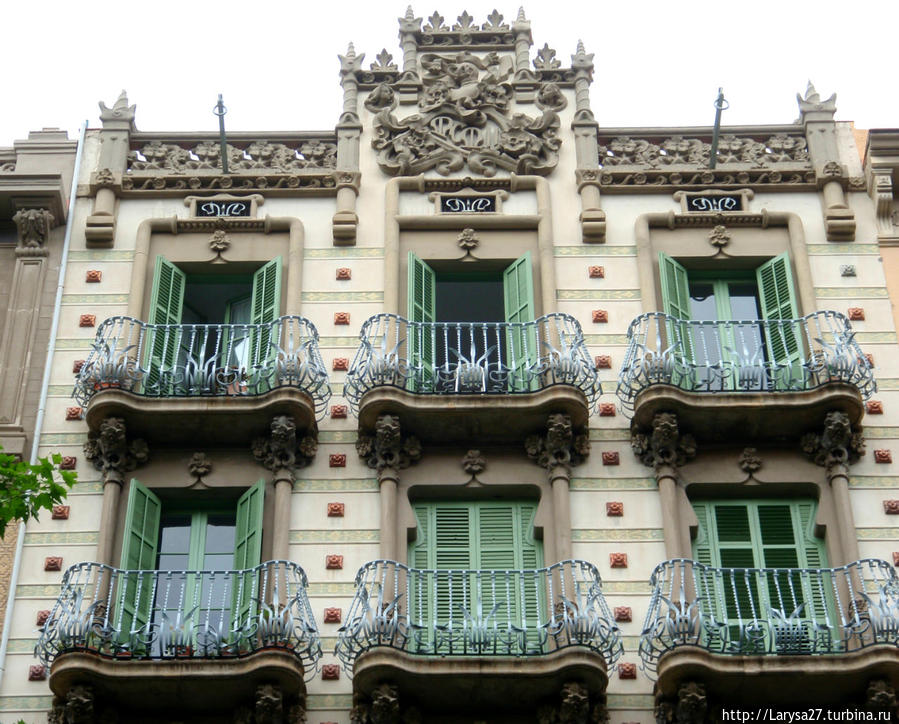 Каса Ламадрид. Carrer de Girona, архитектор Луис Доменек-и-Монтанер, 1902 г.