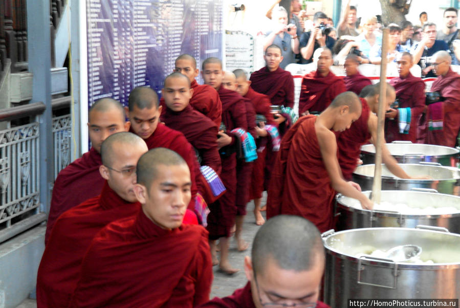 Покормить монахов Амарапура, Мьянма