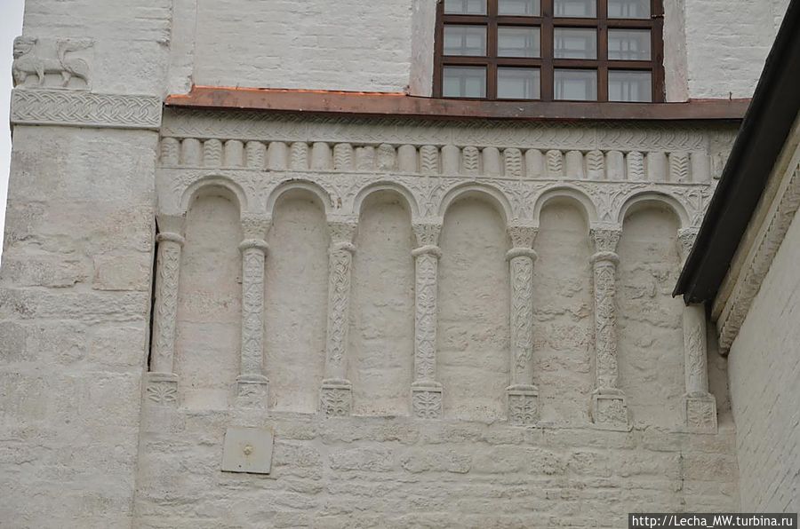 Аркатурно-колончатый пояс в дмитриевском соборе. Романский аркатурный пояс. Аркатурно-колончатый пояс романский. Аркатура в архитектуре. Аркатурный фриз успенского собора в москве.