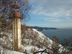 Фото из wikimapia.org Вид на Байкал и Листвянку, конечно, великолепный. А расположение маяка видно на карте