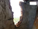Дыра в стене водонапорной башни, пробитая ракетой