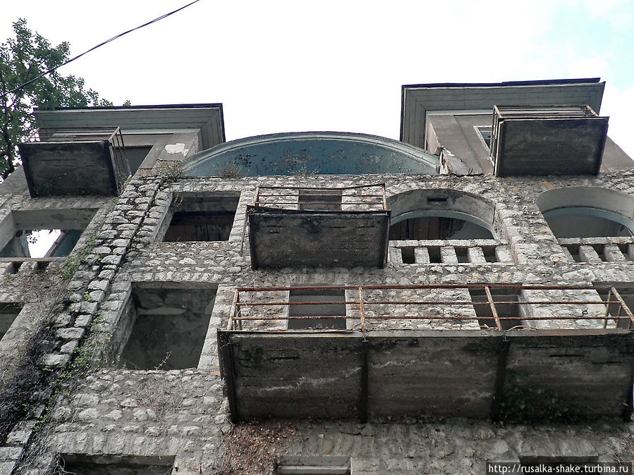 Замок с пластиковыми окнами Гагра, Абхазия