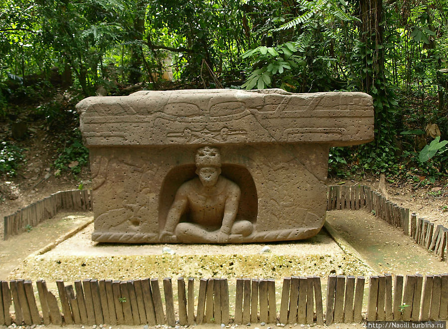 Алтарь — один из наиболее сохранившихся. Человек  медитирующий у входа в пещеру, а сверху схематичное изображение ягуара со скрещенными клыками. Вильяэрмоса, Мексика