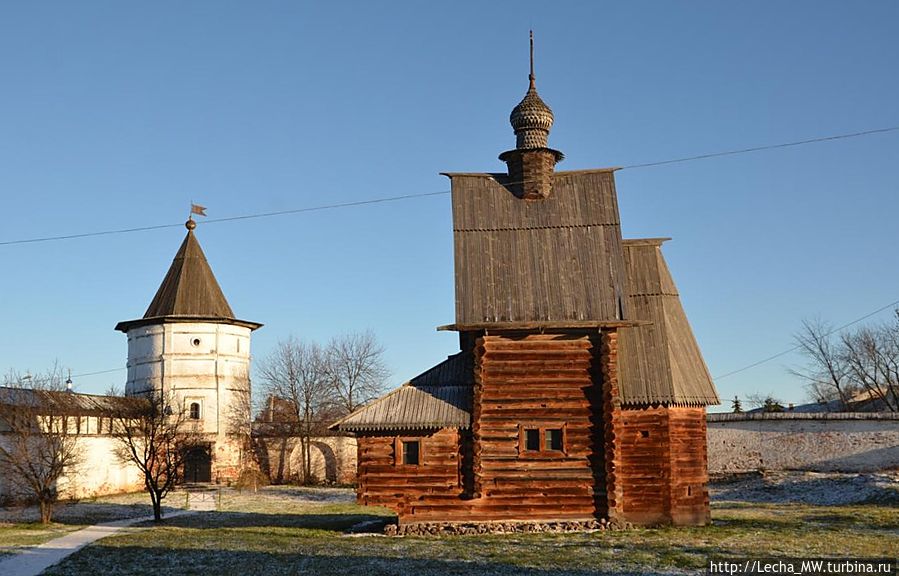 Каменные башни  и деревянная церковь