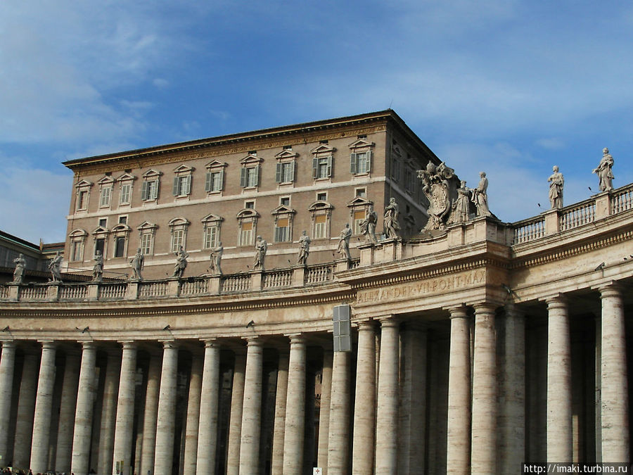 Говорят, что из самого крайнего правого верхнего окна Папа благославляет народ Ватикан (столица), Ватикан