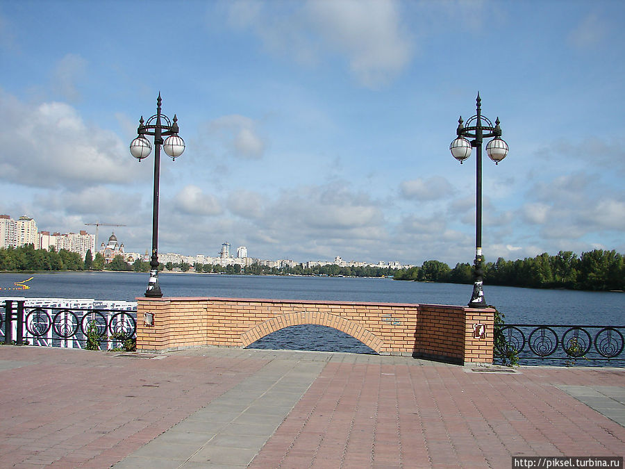 Вид на Оболонский залив со стороны нижней променадной аллеи Киев, Украина