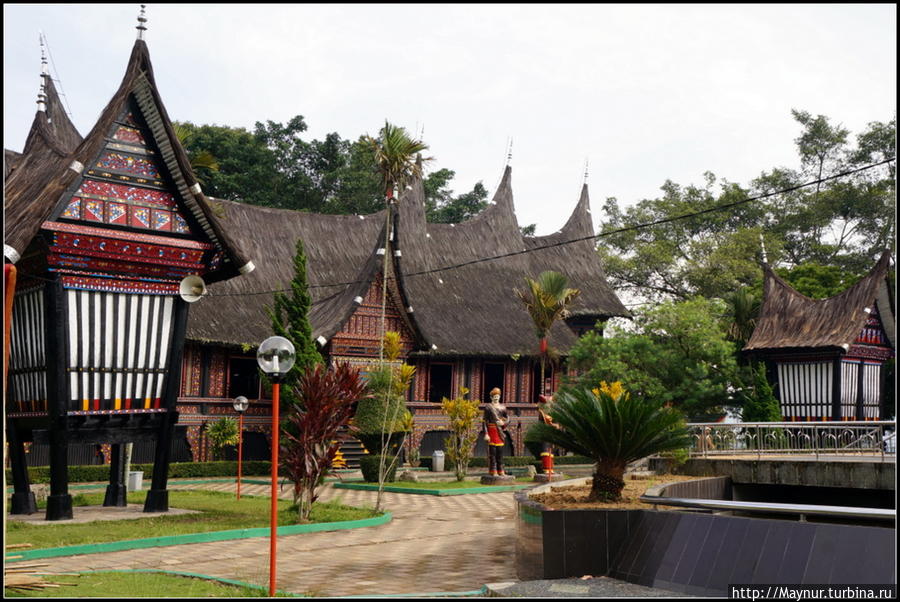 Музей   и    зоопарк  —  два  в  одном... Букиттинги, Индонезия