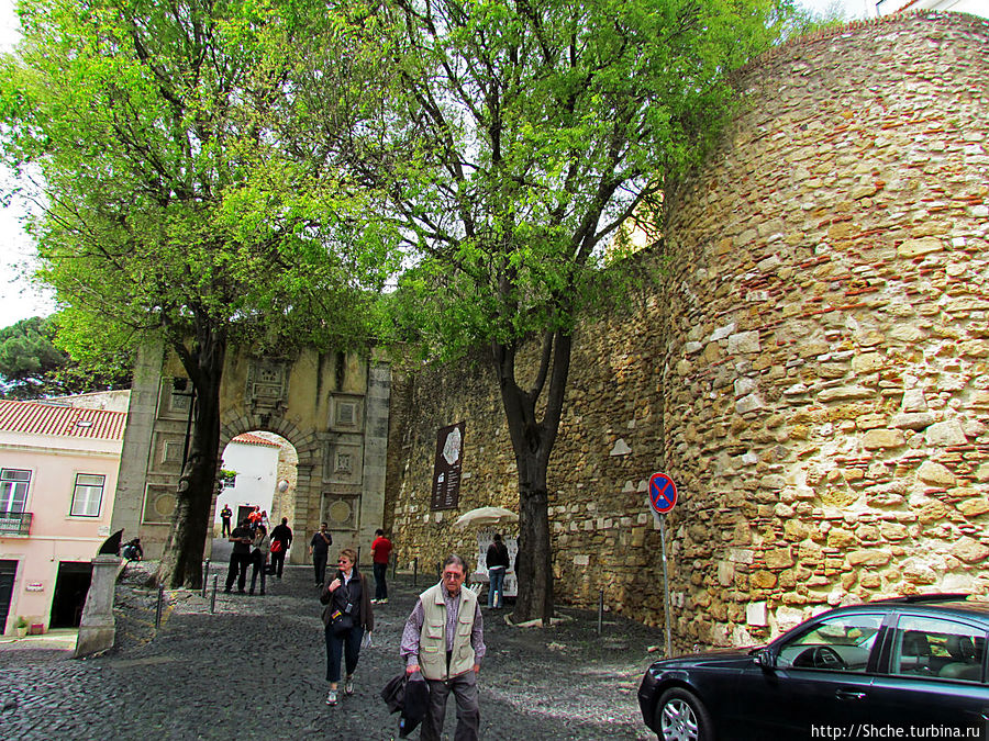 а это цель нашего похода — вход в крепость