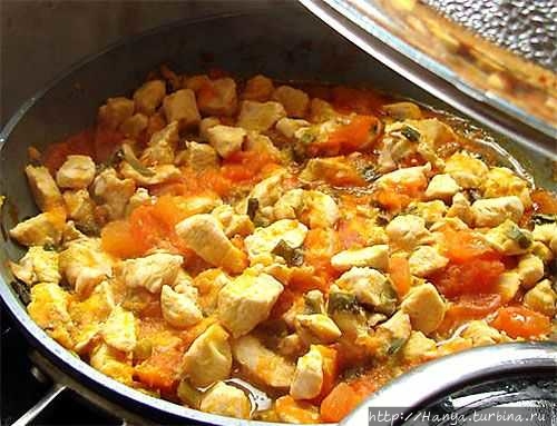 Zow Shungo —  вегетарианское блюдо из овощей и красного риса. Из интернета