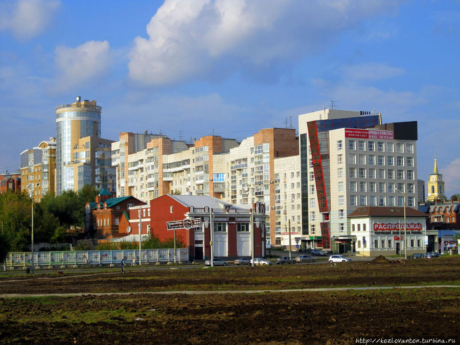 За эспланадой виднеется улица Осинская (названную в честь уездного города Оса), которую украшают современные многоэтажки, но появилась эта улица на карте Перми аж в 1784 году. Пермь, Россия