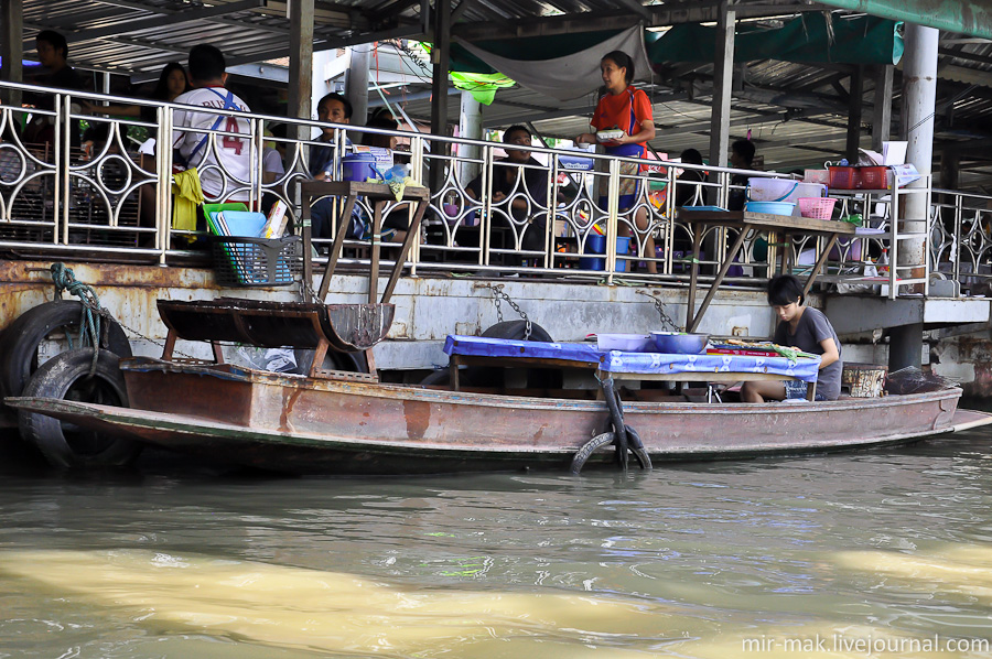 А это что-то типа местной столовой, причем необычно то, что еду готовят и продают с лодок, а съесть ее можно за одним из столиков на специальной площадке. Бангкок, Таиланд