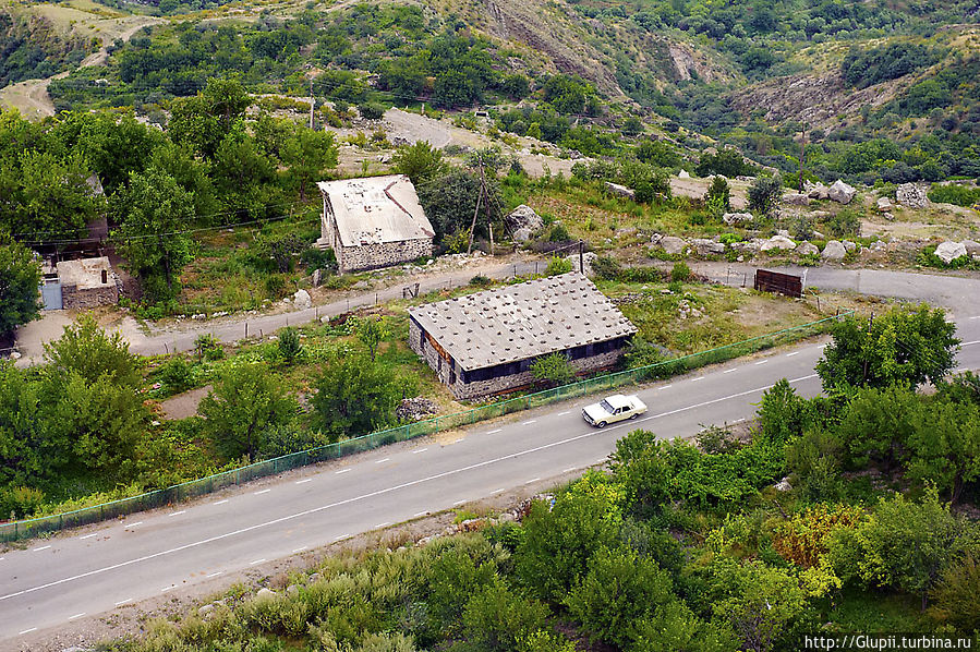 На дне и склонах Воротанского ущелья притаились покинутые после землетрясения 1931 года деревни — жители заново построили Хот, Шинуайр и Алидзор на краю ущелья. Неподалеку отсюда находятся Хоти-ванк (Церковь Хота, V-VIвв.), могильники (II-I тыс. до н.э.) и кладбище с руинами Красной церкви (XIIв.). Говорят, ее колокола обладали мощным звуком — «занг зор», чем и объясняется происхождение названия исторической области Зангезур.

В деревне Ерицатумб стоит церковь Святого Минаса (1821). Говорят, раньше здесь был бассейн, вода которого веками исцеляла детей от болезней, а женщин — от бесплодия. Летом церковь прячется за густой растительностью, а ее крышу и стены покрывают ярко-синие незабудки.

Небольшие каменные дома другого села — Алидзор, выстроены традиционным для армянских горных селений каскадом, когда крыша нижнего дома служит полом и двором верхнего. Узенькие улочки сходятся у церкви Святого Минаса (1611). Ее высокий купол покрыт травой, на площади выставлены потрескавшиеся хачкары, а в каменных резервуарах с водой для скота отражается кабина воздушного трамвая.