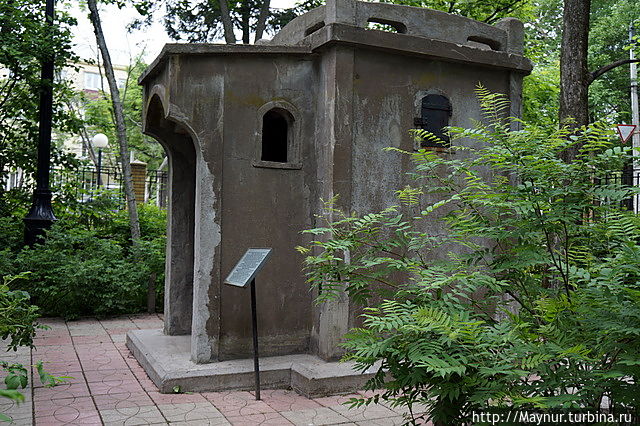 Такие  забавные здания  находились  во  дворе  каждой японской  школы.  В них находился  единственный  предмет —  портрет  императора  Японии.  Таким  образом  воспитывался  дух  верности  императору и возрождались обычаи  самураев. Южно-Сахалинск, Россия