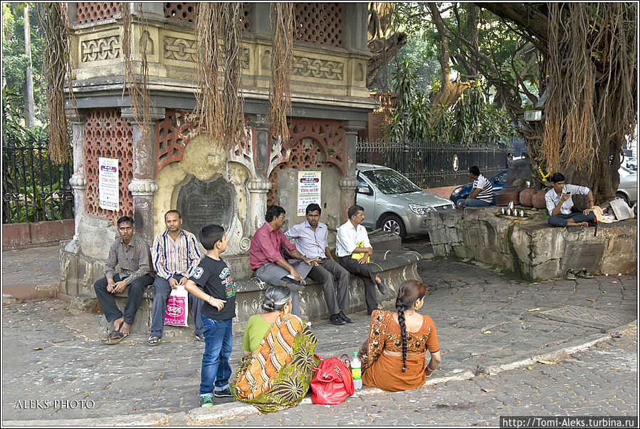 Надо сказать, что индийцы — очень непритязательный народ — едят руками, сидят на земле. Поэтому они с удовольствием пользуются услугами уличных торговцев...
* Мумбаи, Индия