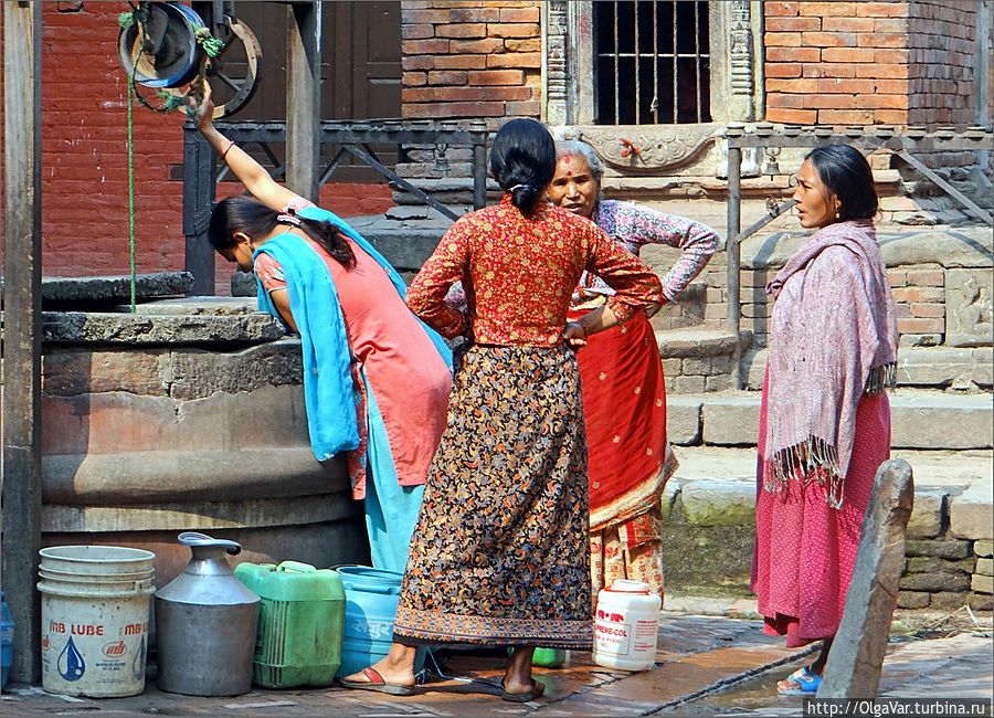 Пока соседка добывает воду, женщины не прочь посудачить и что-то обсудить … Бхактапур, Непал
