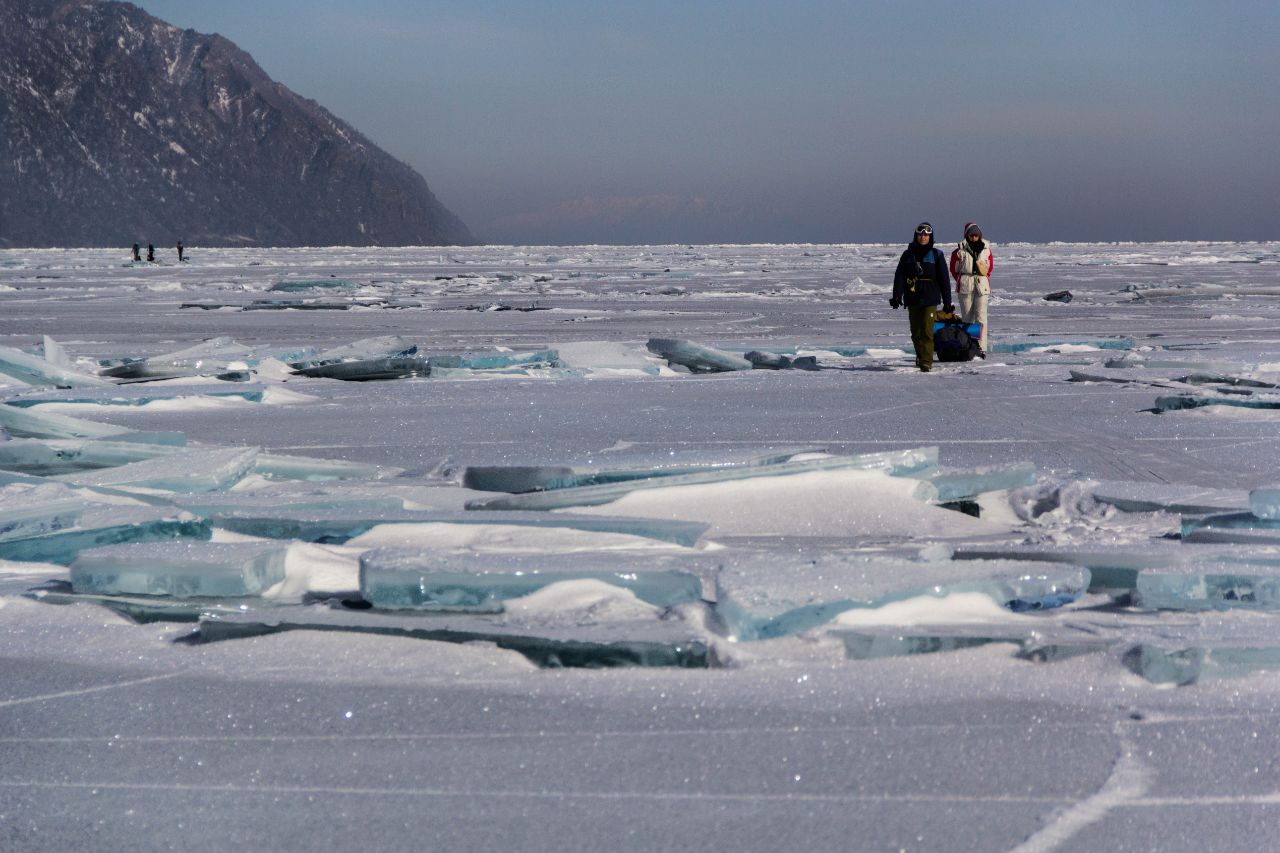по льду Байкала озеро Байкал, Россия
