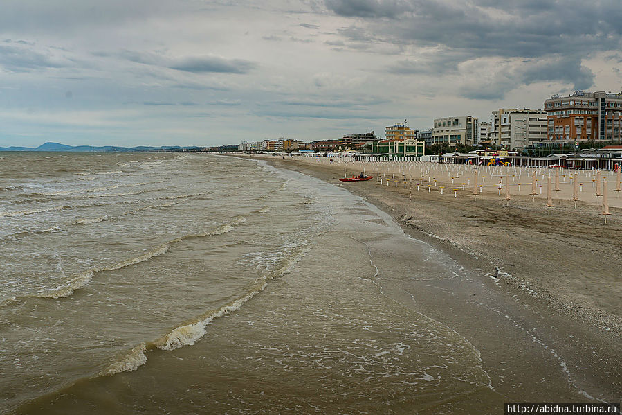 Море здесь обычно совсем другого цвета