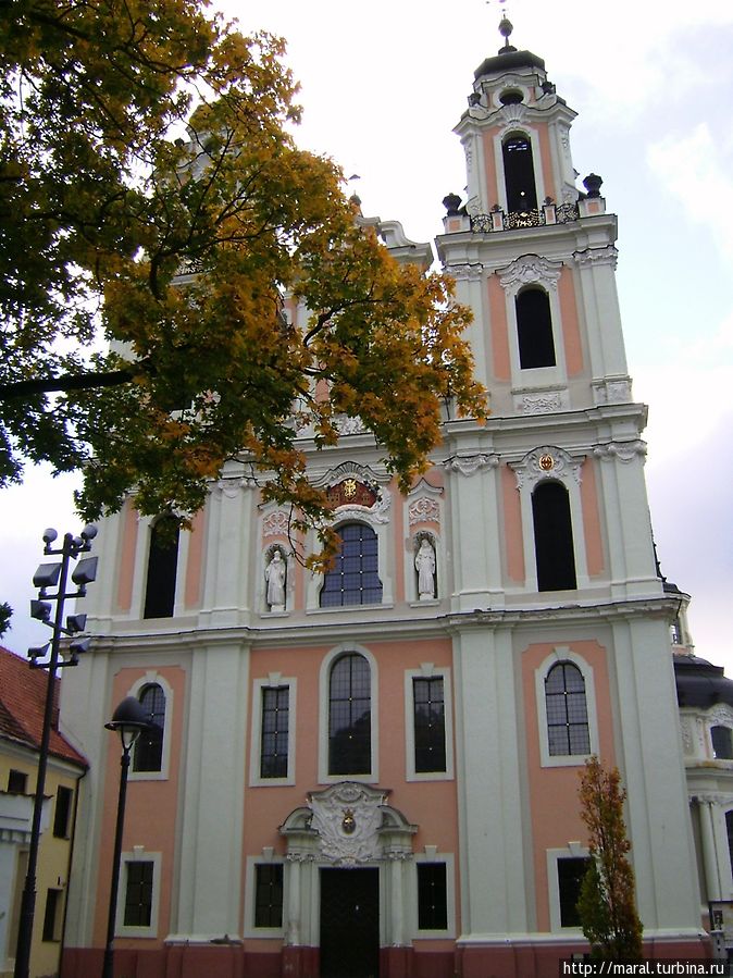 На главном фасаде костёла размещены статуи св. Бенедикта и св. Екатерины Вильнюс, Литва
