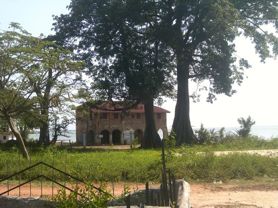 Руины исторических зданий в порту Альбадарр / Historical ruins near Albadarr port