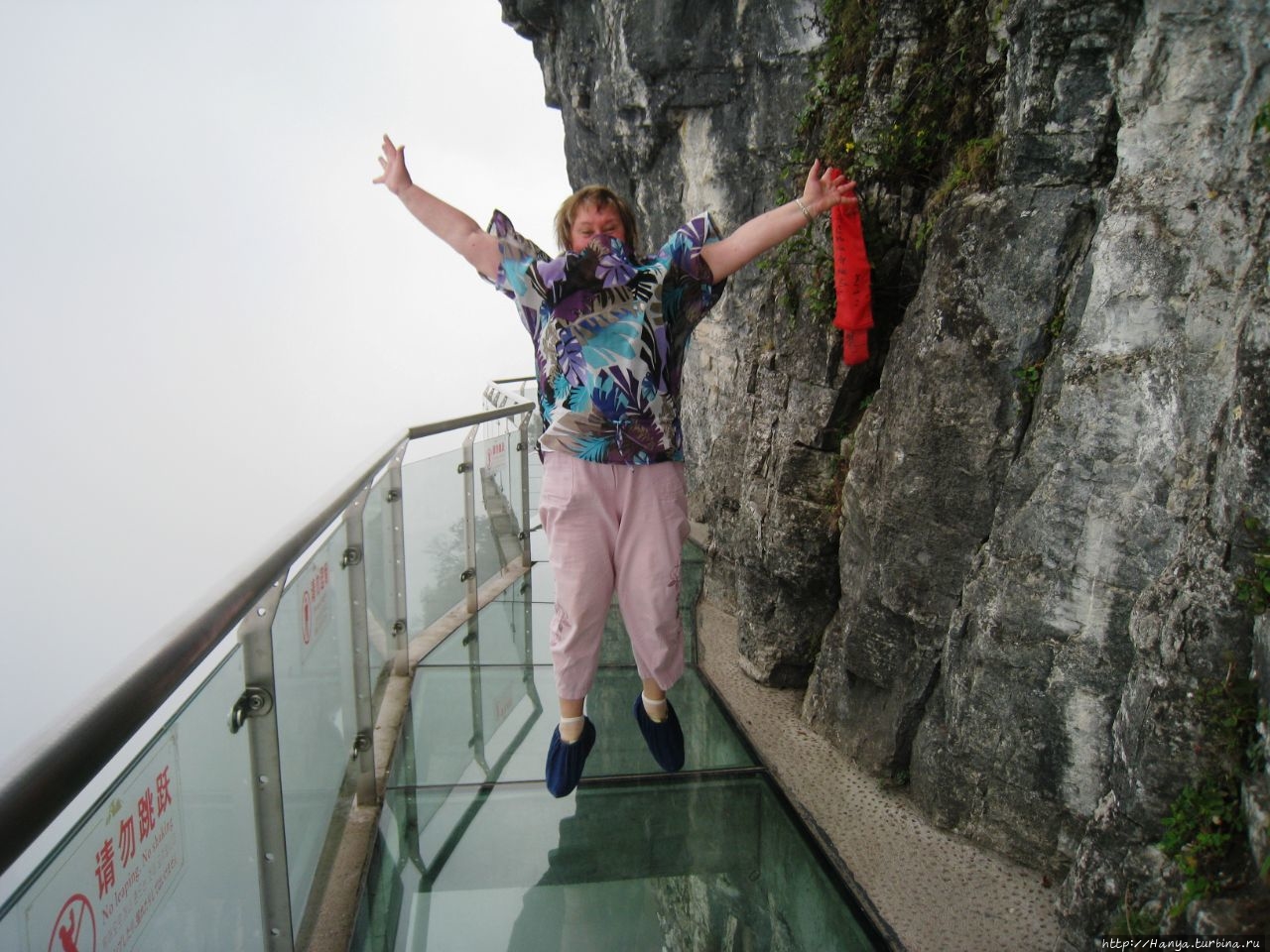 Стеклянная Небесная Тропа / Glass Plank Road (Glass Skywalk,или Walk of Faith)