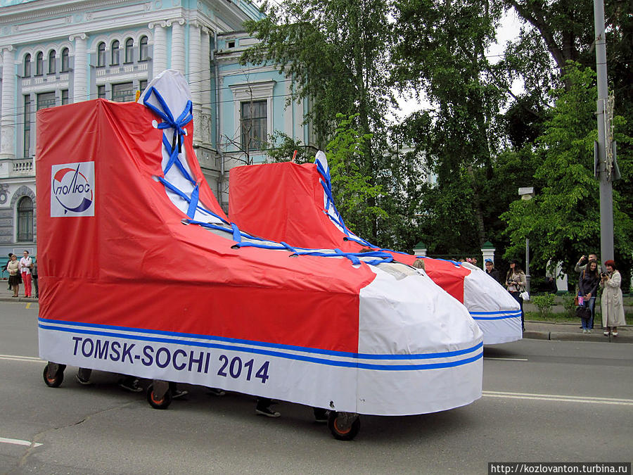 Сочи море. Томск сочи. Гигантские кеды. Сочи томь. Липецк сочи авиабилеты.