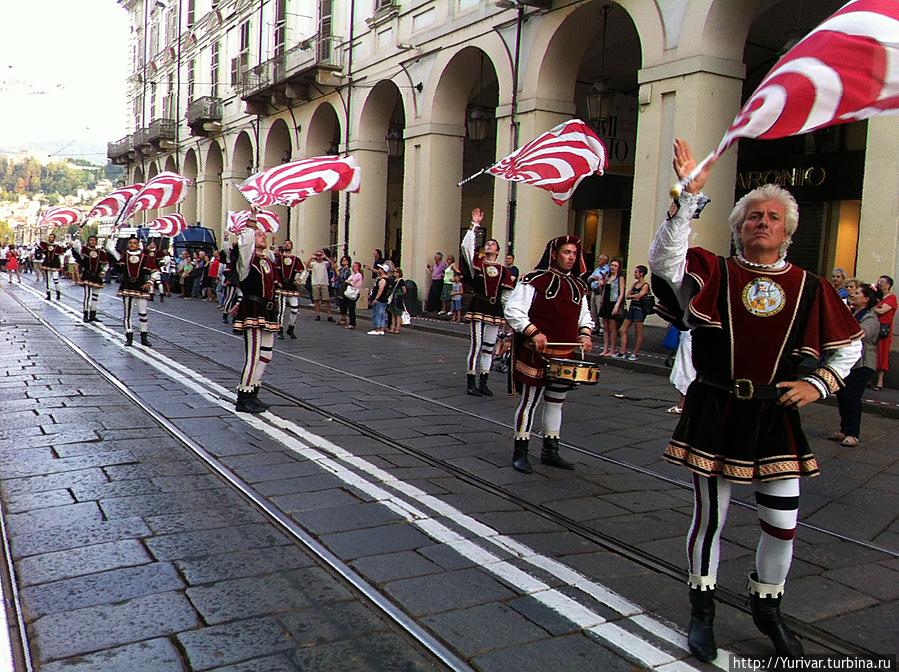 Шествие замыкают флагоносцы Турин, Италия