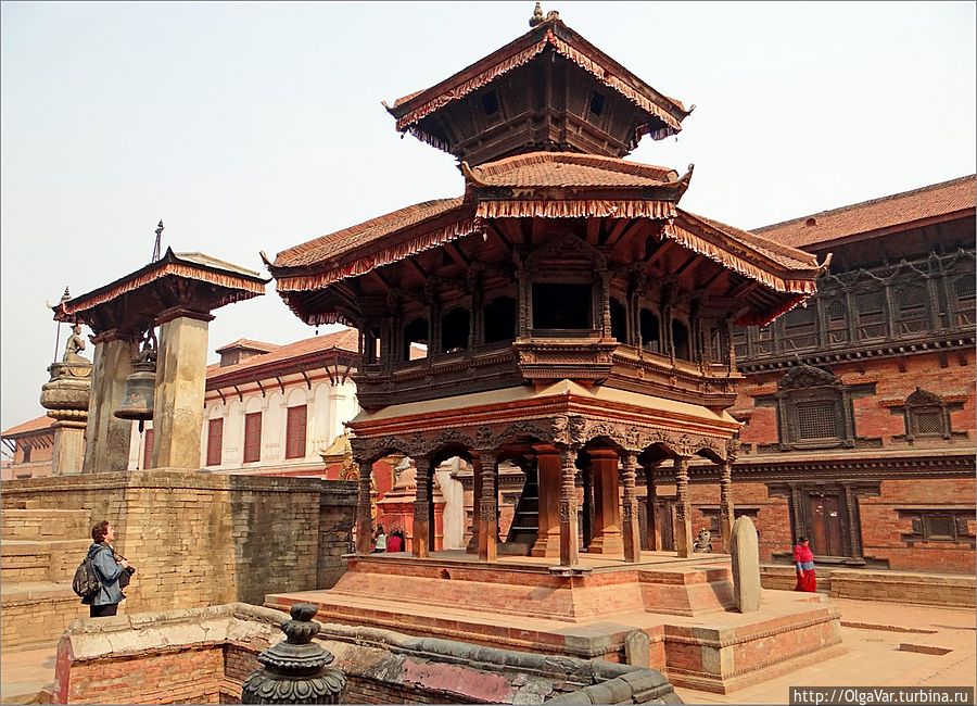 Именно при короле Бхупатиндре был сооружен королевский дворец, известный под названием Дворец 55 окон (справа на фото). Бхактапур, Непал