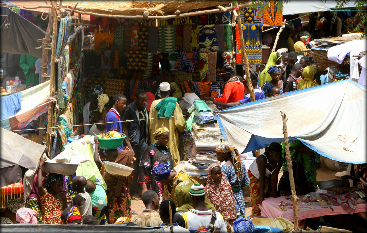 Базарный день в Дженне Дженне, Мали