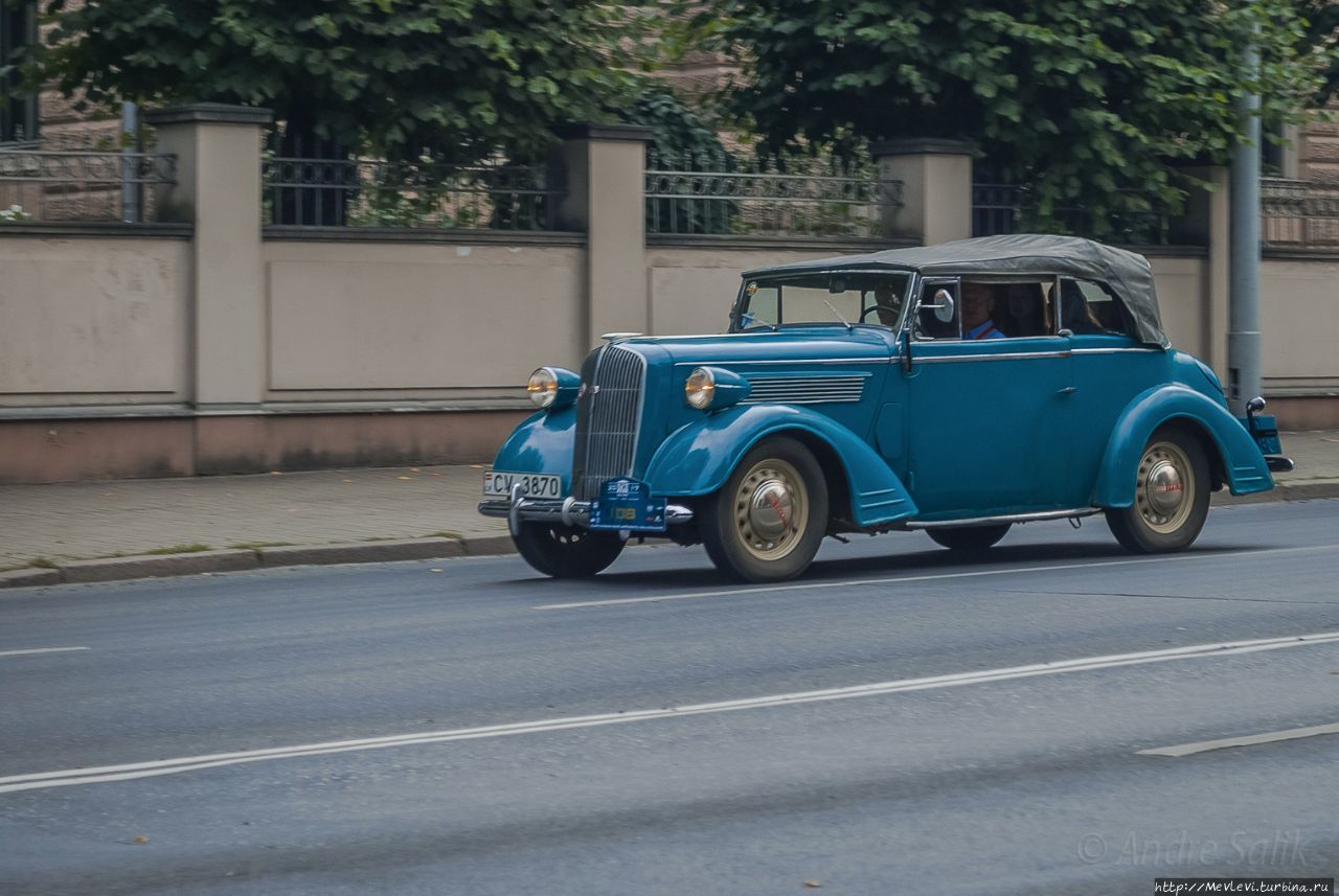 Старинные автомобили на улицах столицы: парад Rīga Retro 201 Рига, Латвия