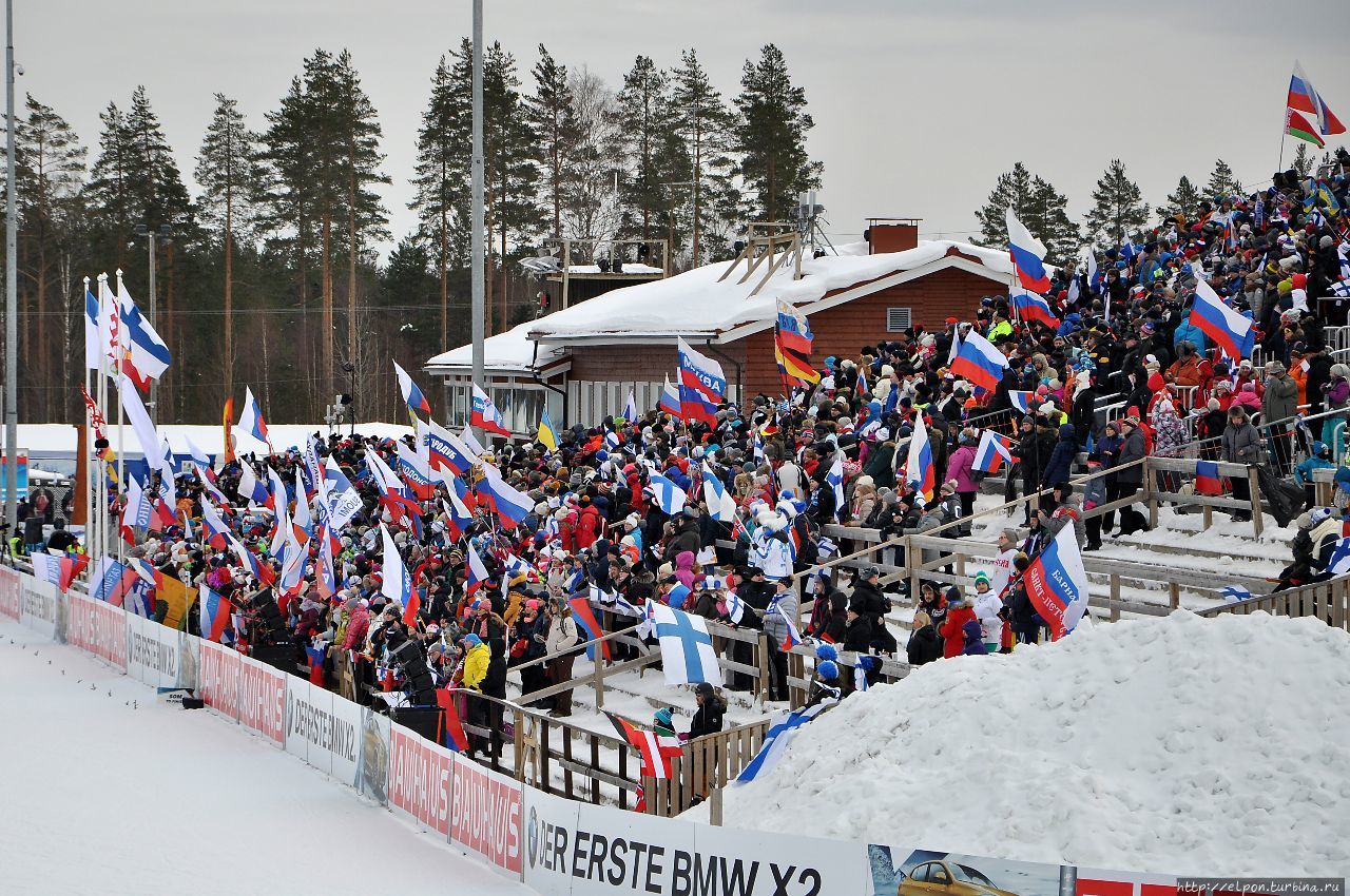 В дни биатлонных соревнований стадион заполняется российскими флагами. Контиолахти, Финляндия