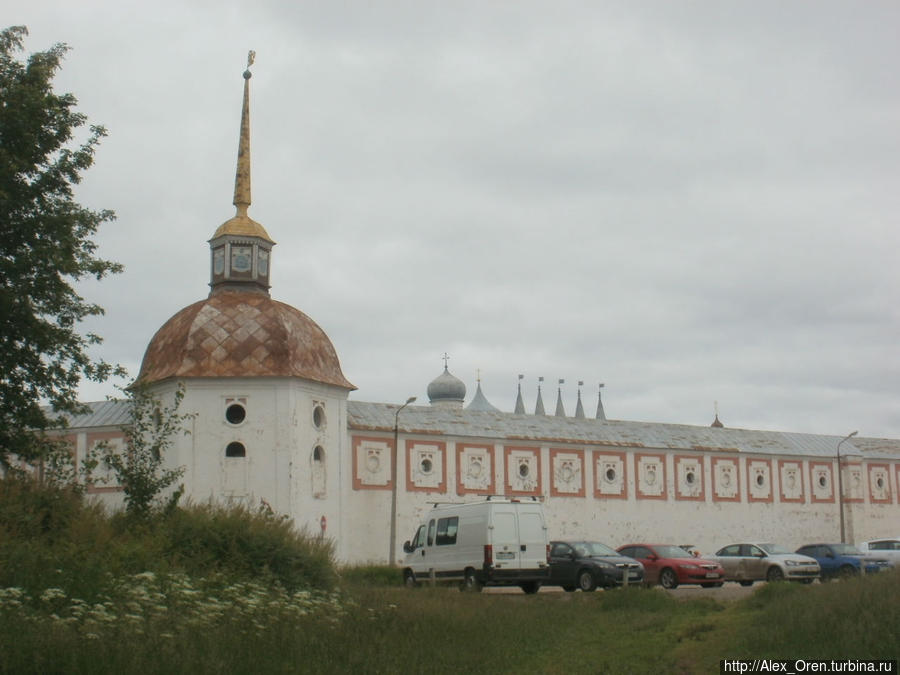 подхожу к мужскому монастырю Тихвин, Россия