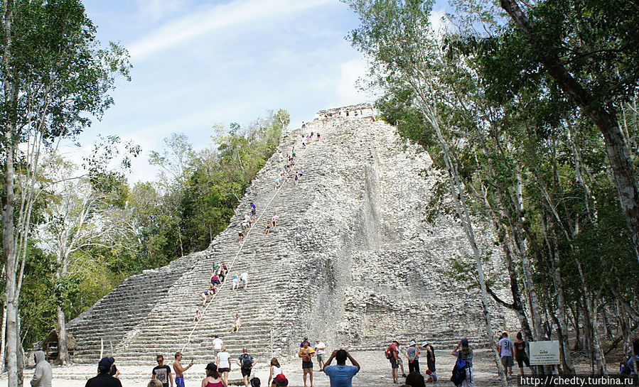 Древняя пирамида (лестница) Коба Чичен-Ица город майя, Мексика