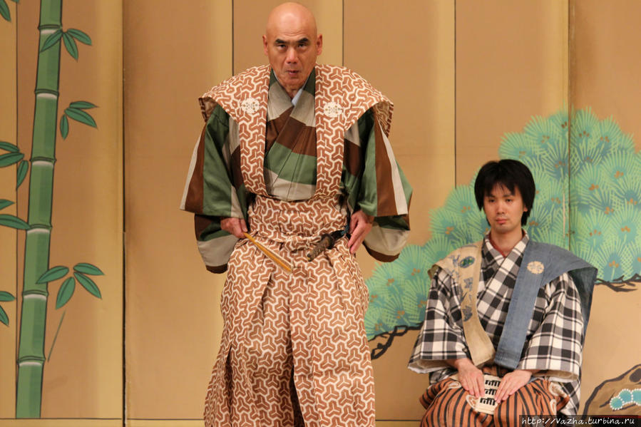 Кёгэн,комедийная пьеса.Выступления в этом жанре начались в 15 веке,в настоящее время существует два стиля Кёгэн,школа Окура и школа Изуми. В этой театральной постановке используется стиль школы Окура. Киото, Япония