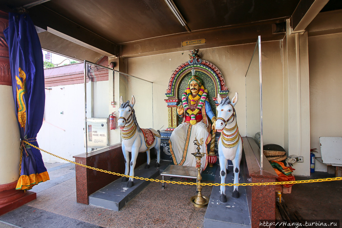 Храм Шри Мариамман Тэмпл. Изображение божества вдоль северной стены. Фото из интернета