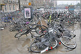 Такой грандиозной свалки велосипедов, да еще под дождем, я не видел больше нигде... Так что Амстердам умеет удивить туристов, и часто — своим эпатажем. В этом, видимо, его прелесть и его отличие... 
Продолжение в серии 2
*