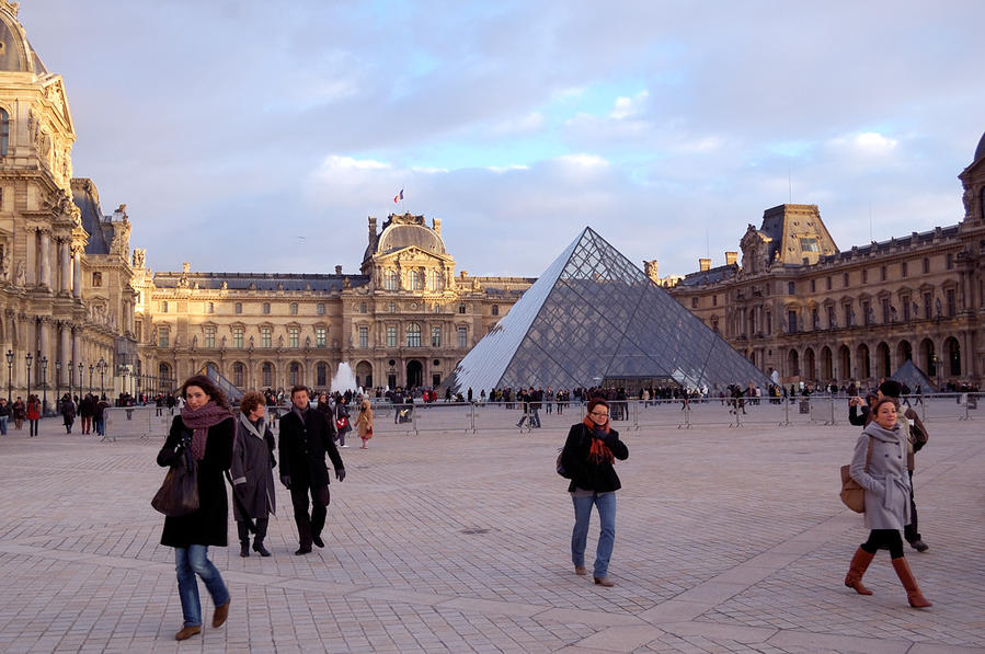 Пирамида у входа Париж, Франция