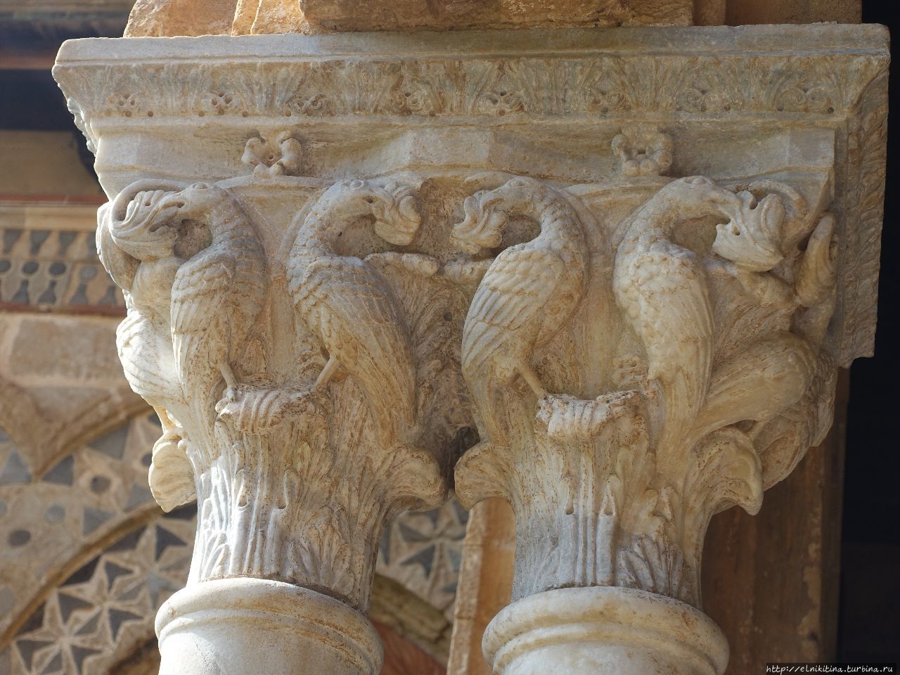 Колонны портика большого театра в москве. Коринфские колонны в москве. Карнакский храм гипостильный зал. Поддерживающая колонна. Атланты и кориатидыв архитектуре древней греции.