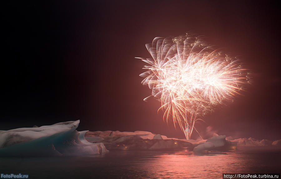 Шоу фейерверков в Ледяной Лагуне (Jokulsarlon) Йёкюльсаурлоун ледниковая лагуна, Исландия