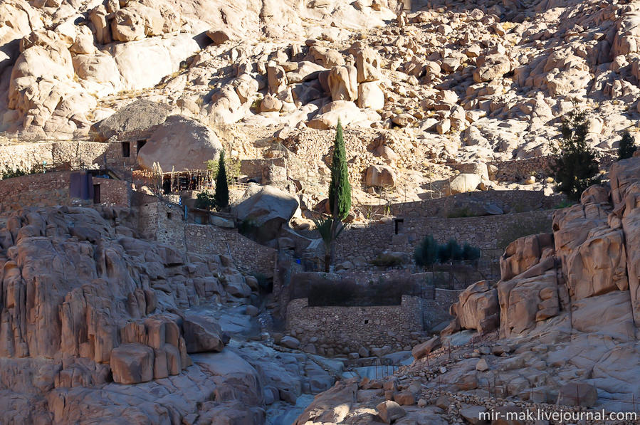 И сейчас монахи-отшельники продолжают жить в подобных жилищах. гора Синай (2285м), Египет