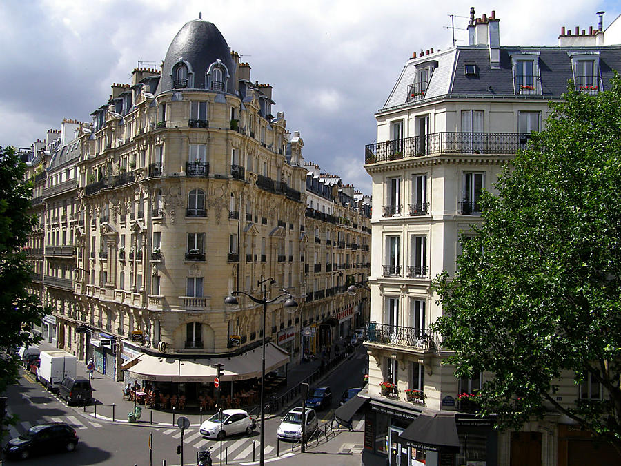 Надо сказать, что это уже западная часть Парижа, и вскоре дома утрачивают свои модерновые округлости и становятся просто констуктивистскими. Но тут пока еще модерн. Париж, Франция