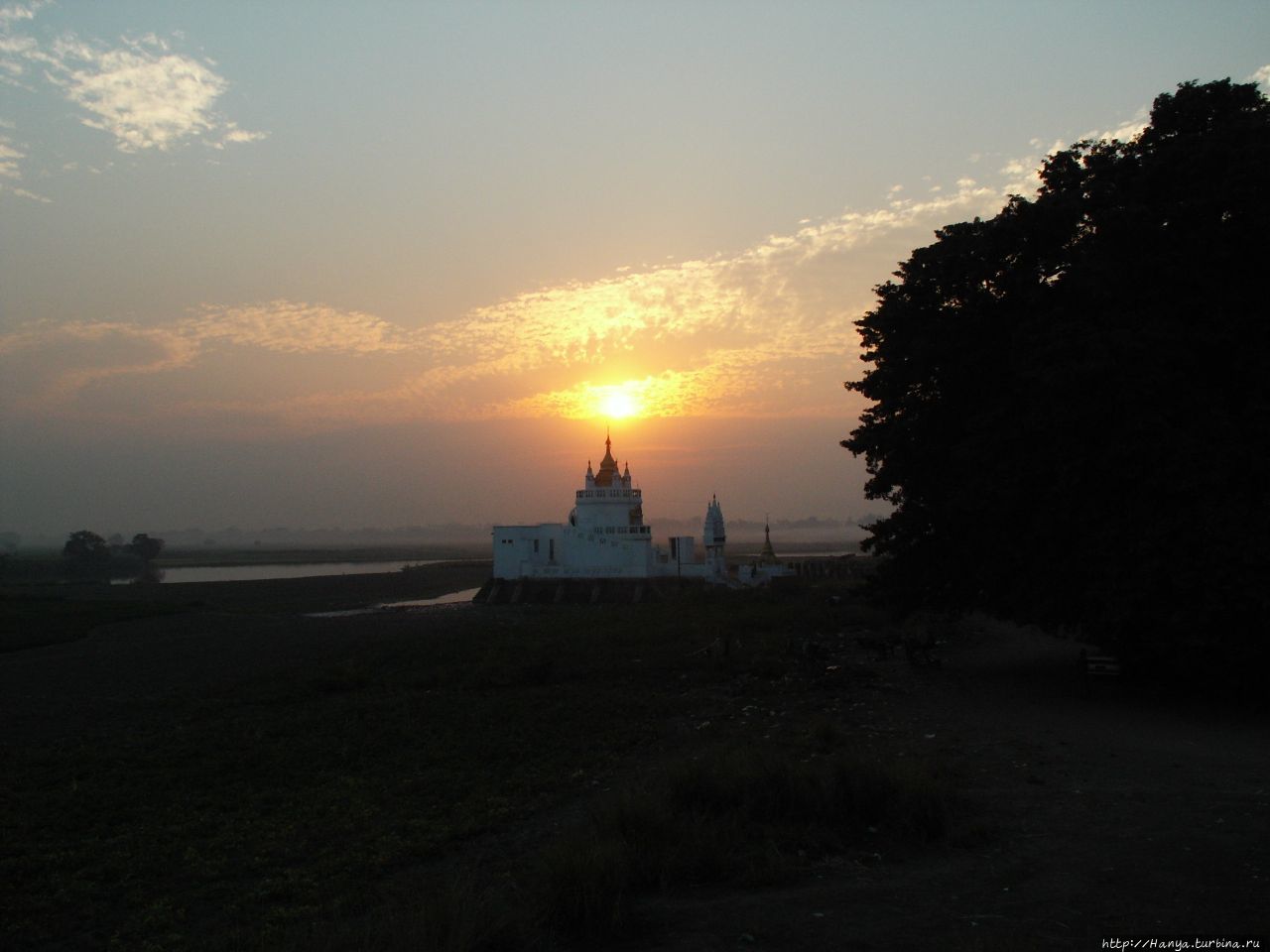 Пагода Shwe Modeptaw Pagoda на озере Таунтаман (Thaungthaman). Амарапура, Мьянма