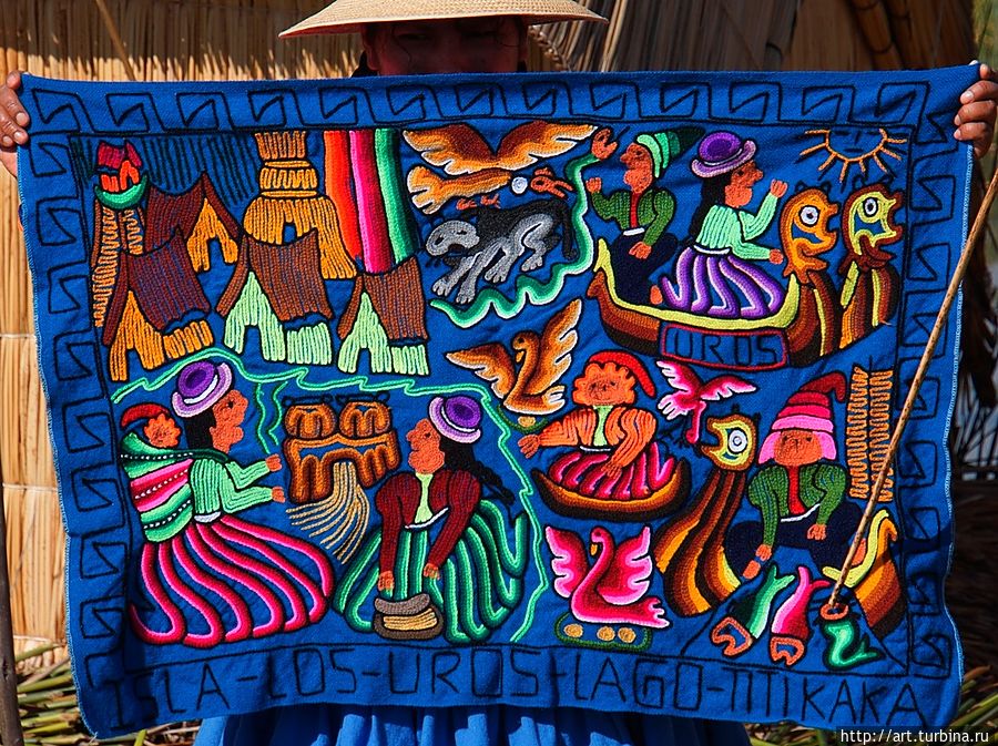 Вот такие красочные картины-коврики рождаюся в руках женщин с тростниковых островов Урос в свободное от покоса тростника время. Озеро Титикака, Перу