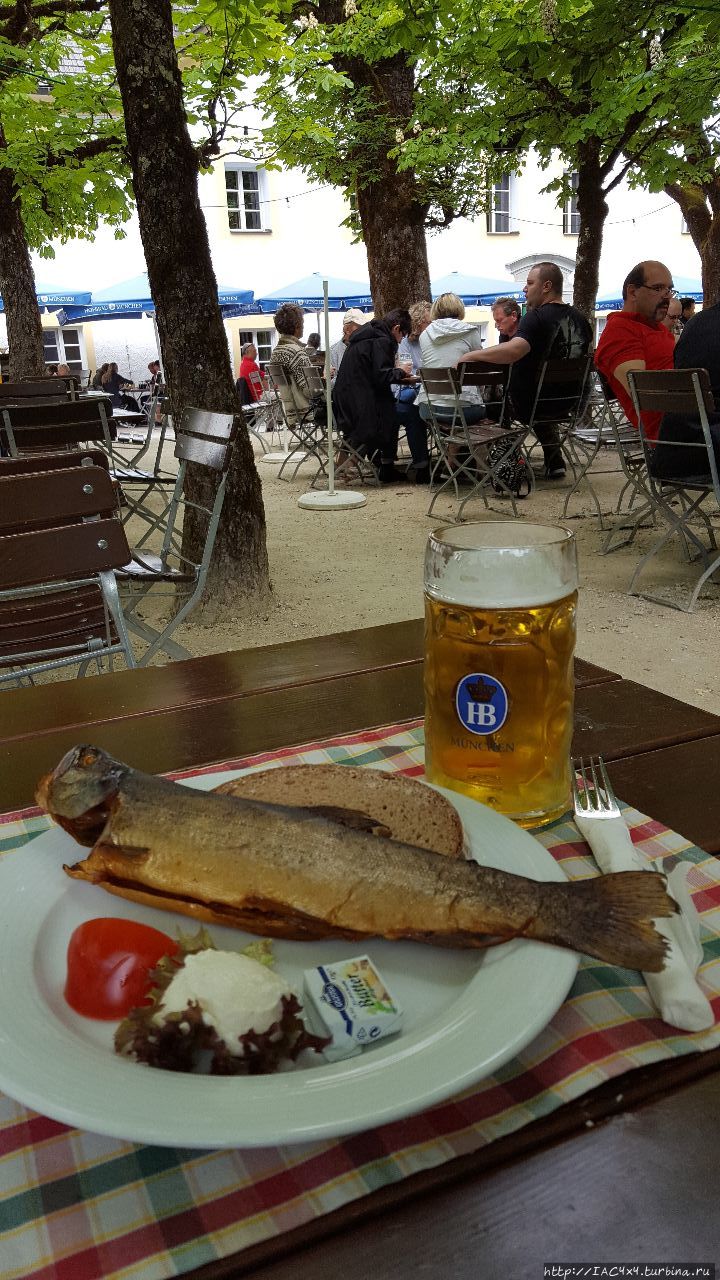 Местный специалитет — копченая форель с хлебом, маслом и шариком хрена. Кёнигсзее, Германия